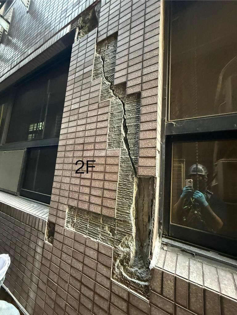 磁磚脫落露出基層