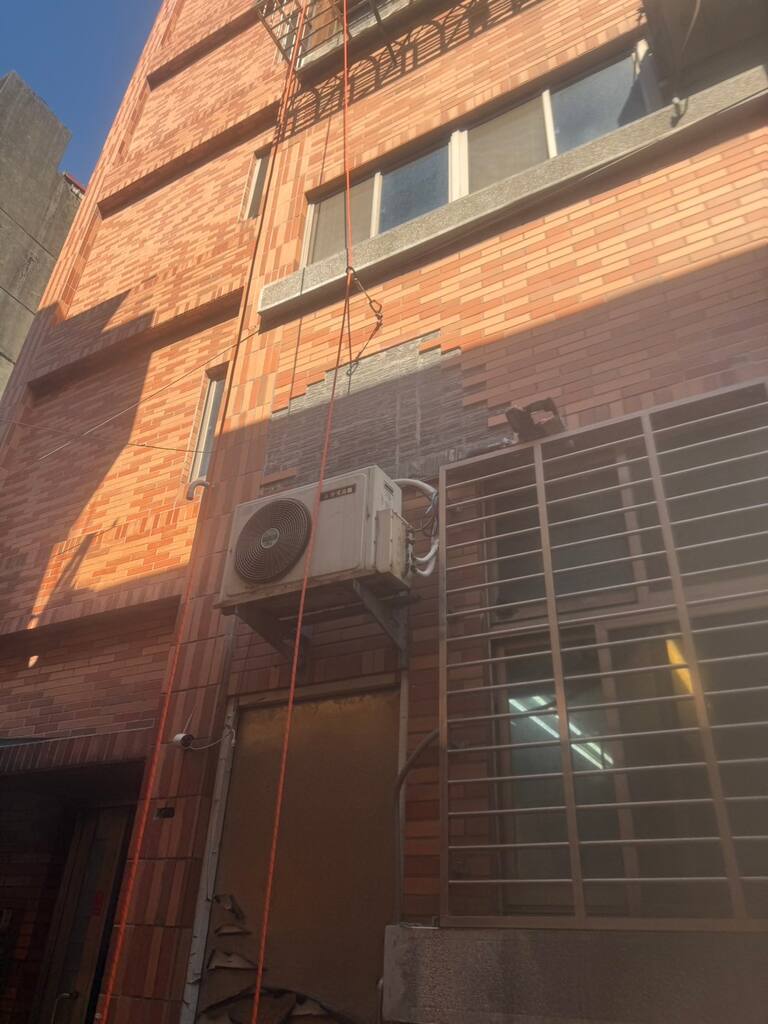 以蜘蛛人高空垂降剝除隆起磁磚