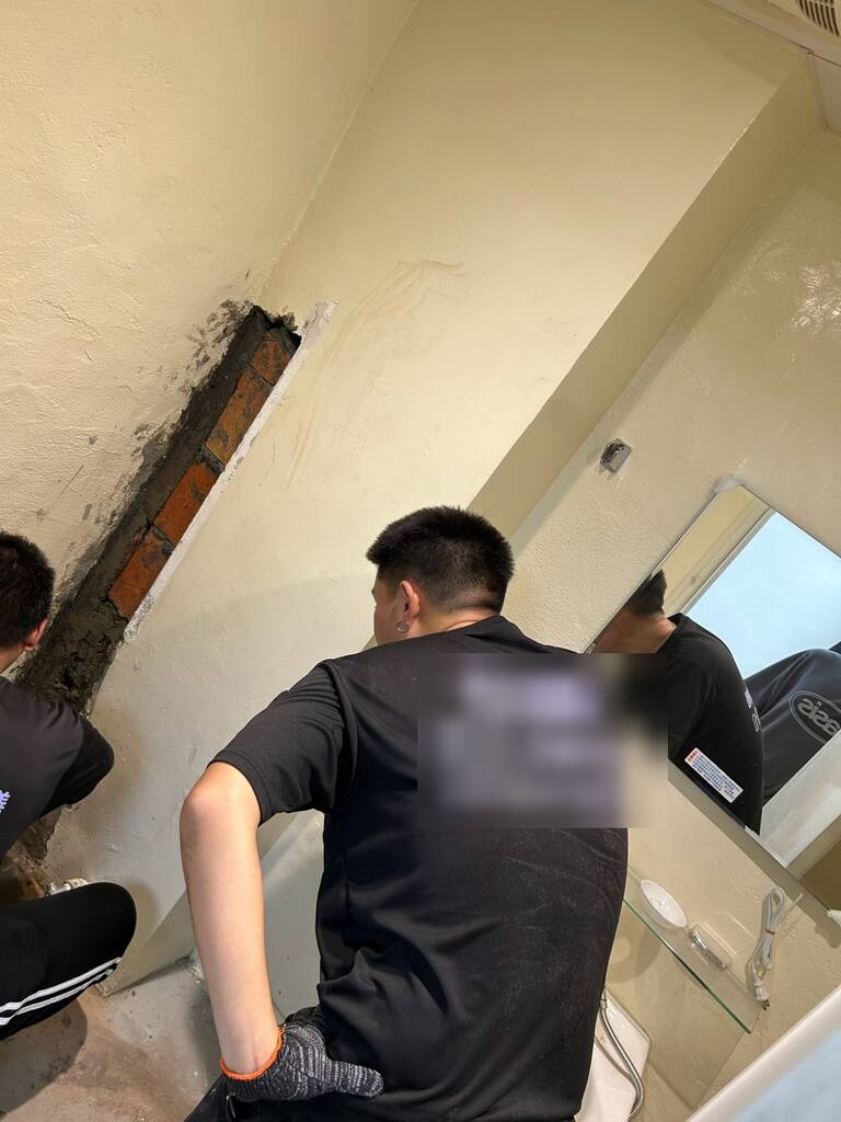 浴室牆角打除至磚面