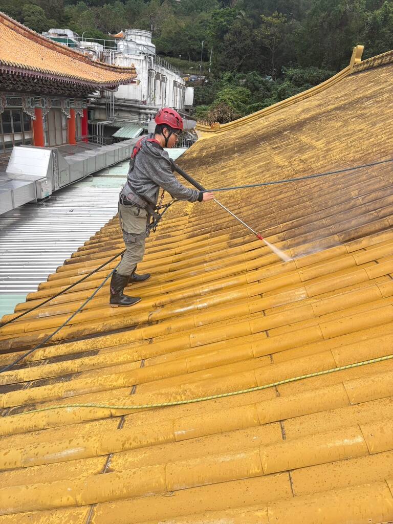 逐排清除琉璃瓦上的塵垢與青苔