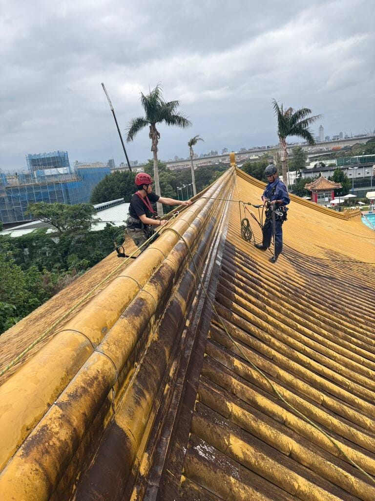高空作業團隊於屋脊協同施工